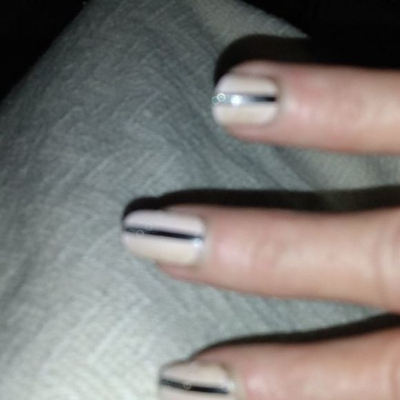 How  to apply nail wraps - Picture 9 of 12